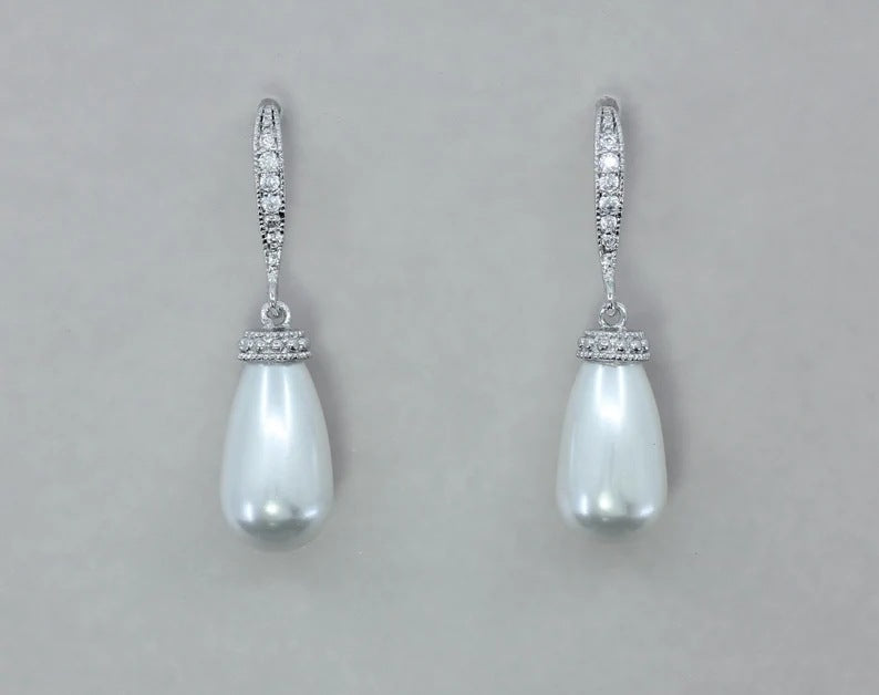 Elegant Drop-shaped Artificial Freshwater Pearl Shell Pearl Fully-inlaid Long Earrings