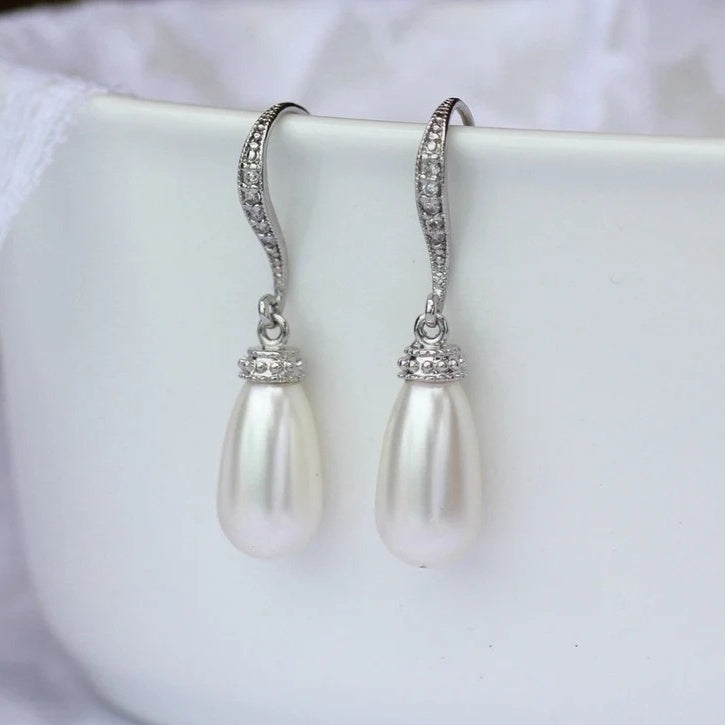 Elegant Drop-shaped Artificial Freshwater Pearl Shell Pearl Fully-inlaid Long Earrings